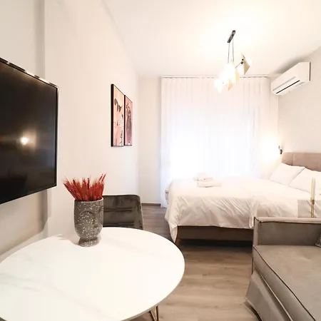 F & B Collection - Central Gems Apartman *