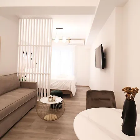 F & B Collection - Central Gems Apartman *